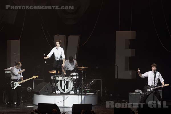 THE HIVES - 2012-11-29 - PARIS - Zenith - Per Almqvist - Niklas Almqvist - Arne Christian Jääskeläinen - Björn Mattias Bernvall